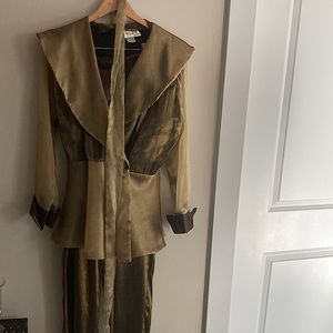 Used and only worn once pant suit that is a size M! Very classy and very stylish